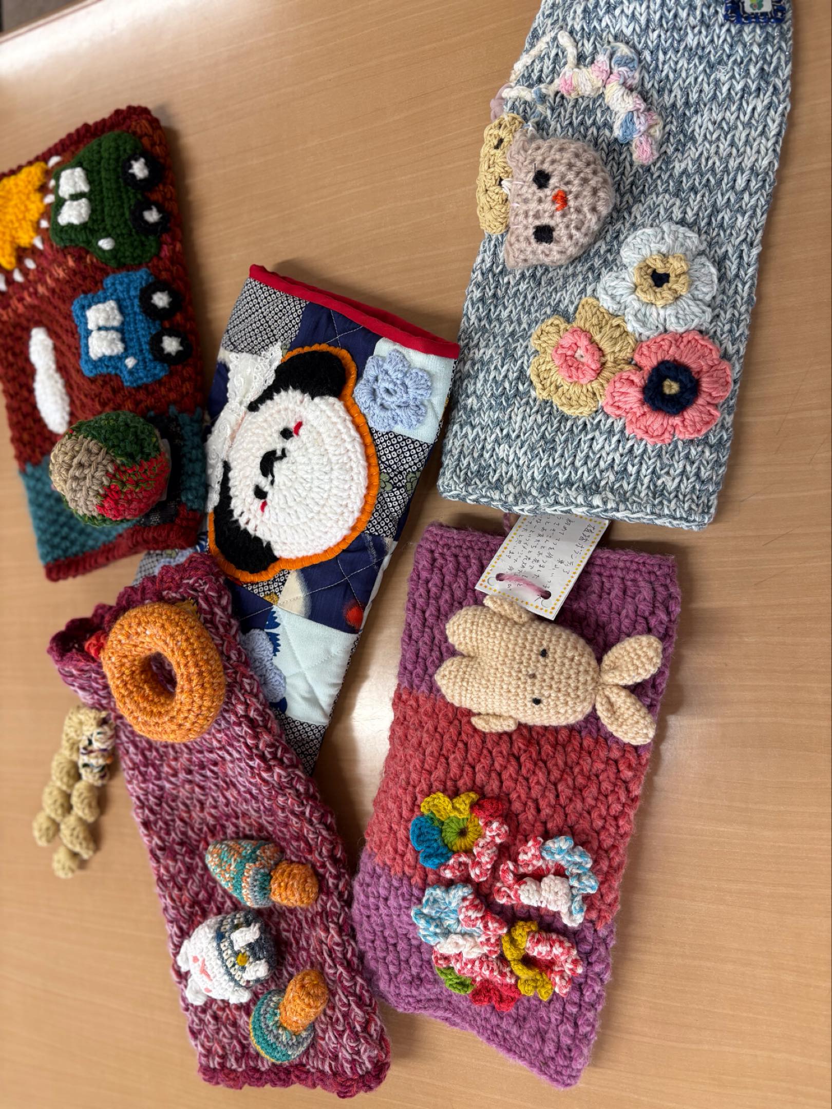 認知症マフとは
マフにアクセサリーをつけ認知症の方の触感や感覚を刺激して
心に安らぎを与えるものです。
手は突き出た大脳と言われており、手🖐️を使うことで脳が
活性化します。
認知症の方を思いながら心を込めて作って頂くことで「心が繋がる」
そんな時間を過ごしていただけたらいいかと思います。
いろいろな所で使って頂けたら嬉しいです。