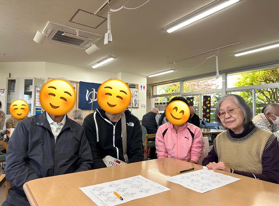 今週は、5月に神ヶ谷町に移転した新たな富塚パークタウンデイサービスセンターを
利用者様の御家族の方々に見学して頂こう!という家族weekです!
1週間のうちに見学を希望の御家族の方がいらしてくれます。
いつもと違うデイサービスの様子に利用者様はなんだかソワソワされておりましたが、
御家族と共にレクリエーションなどを行い、
利用者様も御家族も「楽しかった」と嬉しい言葉が聞こえてきました♪
明日からの家族weekの様子もお届けしていきたいと思います♫