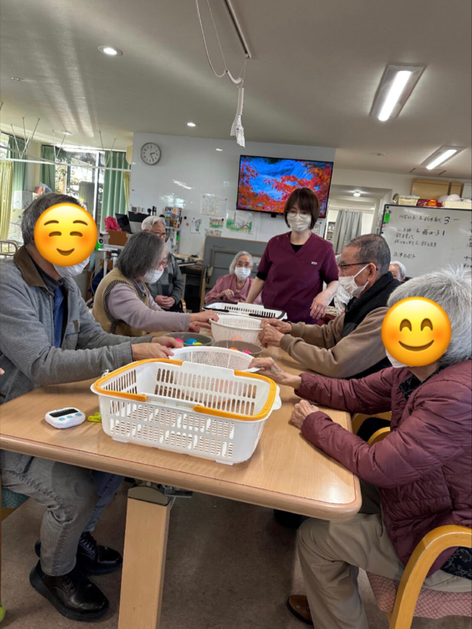 家族week４日目の今日は、
とある利用者様の息子様が見学にいらしてくれました♫
午後に、そこが抜けたボウルとカラーボールで遠心力を生み出す
ぐるぐるボール運びゲームを行いました。
親子で参加頂きました♫
息がぴったりでなんと５個もボールを運べました！