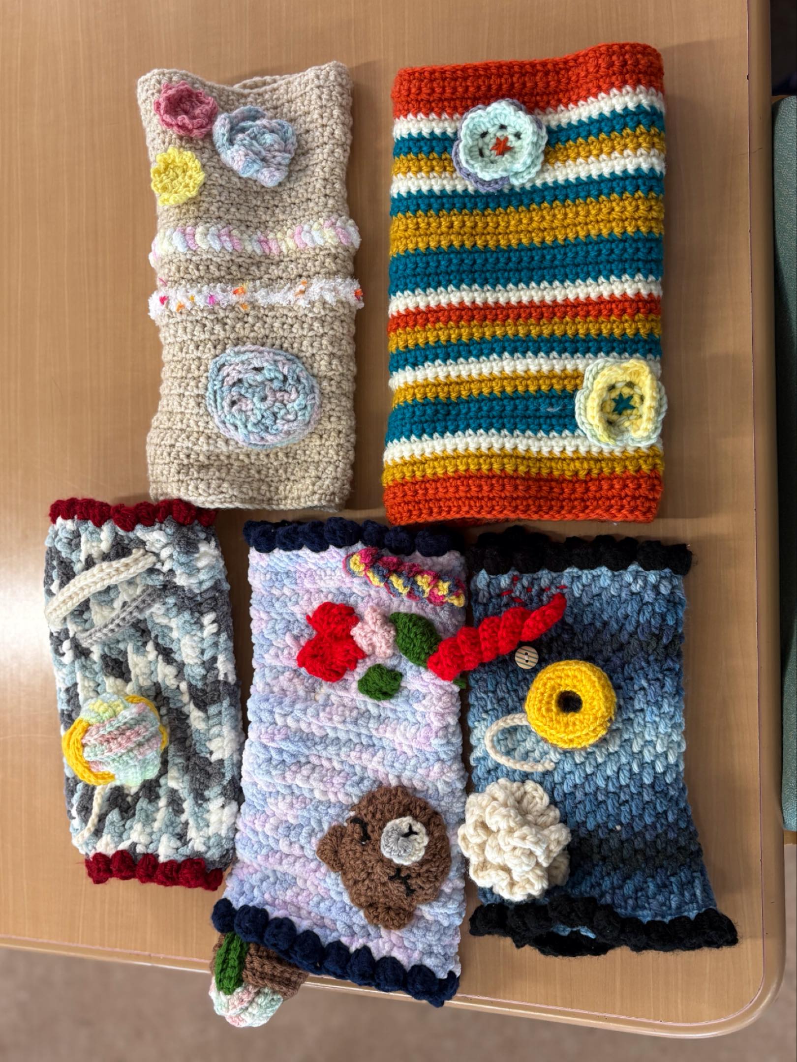 認知症マフ🧶がようやく完成しました♪
欲しいと言われていた施設へ寄付いたします🥰
ご利用者様や、ご利用者様御家族、職員などで作成しました♪
人の為に何かできることは嬉しいですね
いってらっしゃい
使ってもらってね🥰
かぎ針編み