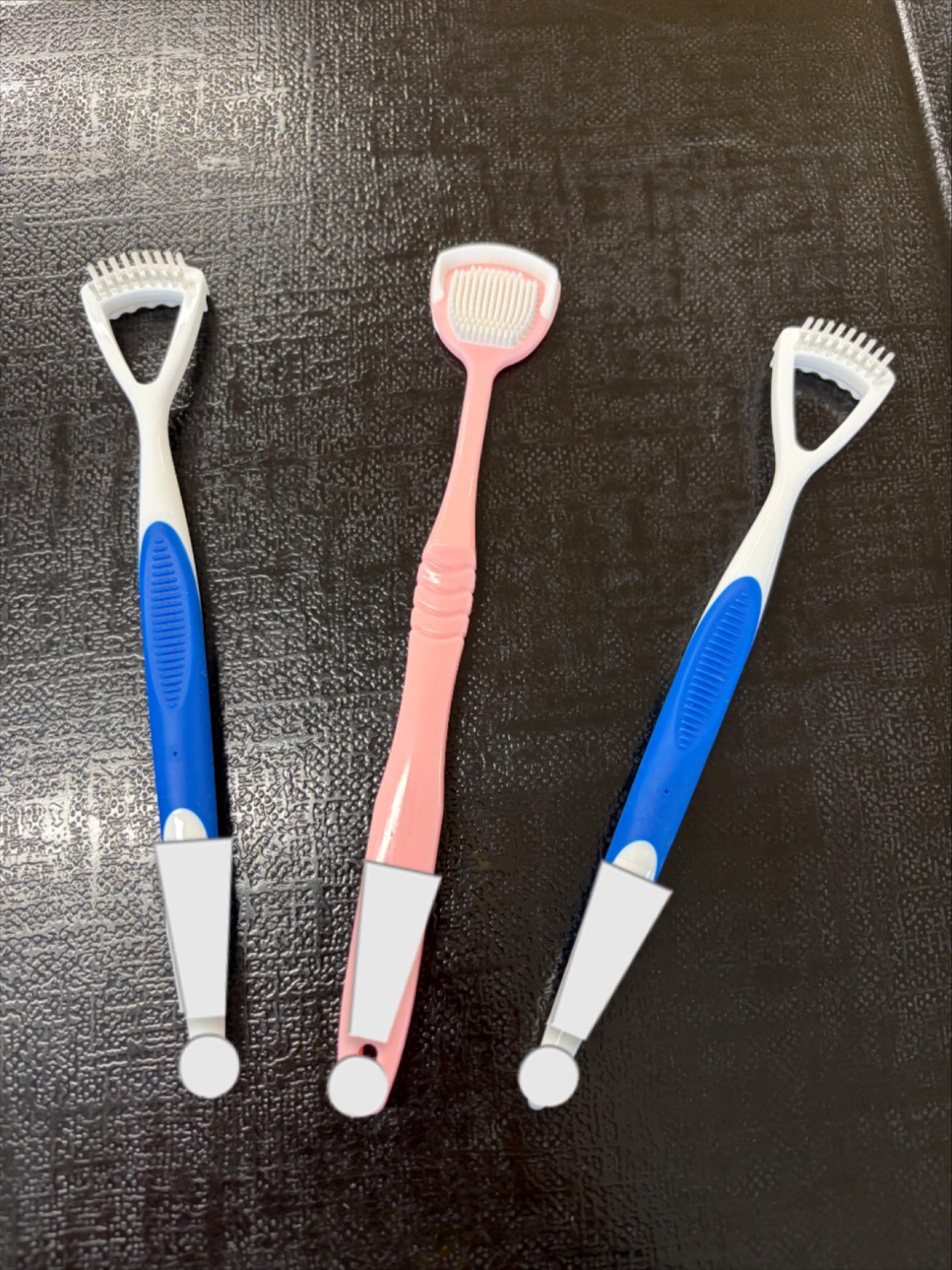 富塚パークタウンデイサービスセンターでは、
口腔加算の対象の利用者様へ、
昼食後、歯ブラシの後に舌苔を取るための舌磨きを行なっています。

舌苔とは、
口腔内の乾燥、免疫力の低下、唾液の分泌量の低下、食物残渣、唾液の塊
などが原因で発生する舌の汚れです。

舌磨きを行い口腔内を綺麗にする事で、
口腔内環境の改善、味覚障害、誤嚥性肺炎、口臭、歯周病など様々な予防になります。🪥🦷

美味しい食べ物を美味しく食べるという生きがいの為にも、
歯も舌も綺麗にして頂き、いつまでも食事を楽しんでもらいたいです