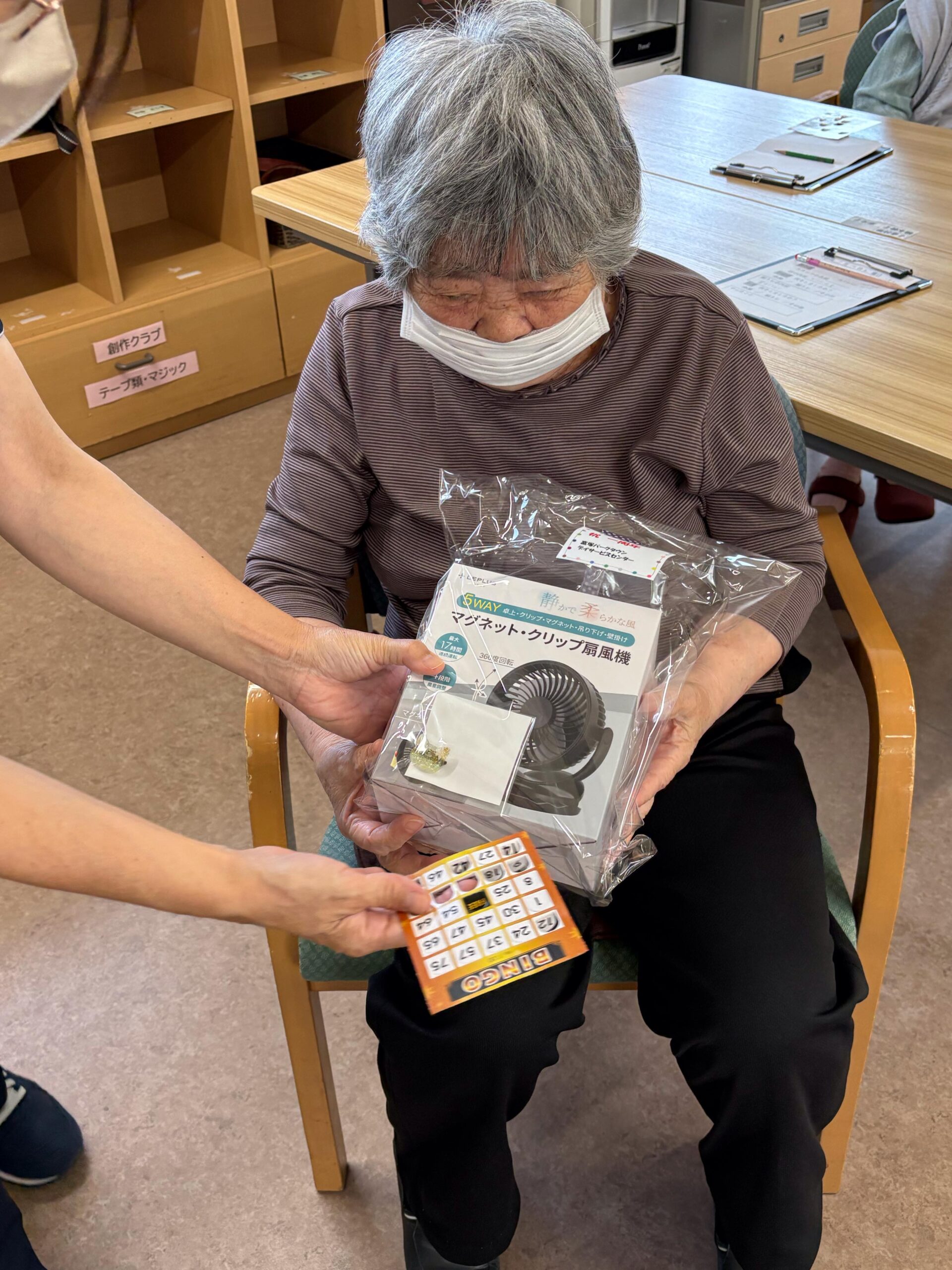 神ヶ谷町に移転して無事に一年を迎える事ができました。
今月はたくさんのイベントをご用意している中で
今日は「ビンゴ大会」でした。
数字を見て、聞いて、探して、印をつける。
自然と「あった」「リーチ」「ビンゴ」と、声も弾みます。
ご家族が喜ばれそうな物や、職員の手作りの物など選ばさせて頂きました。
また、これからも富塚パークタウンデイサービスを
よろしくお願いいたします。