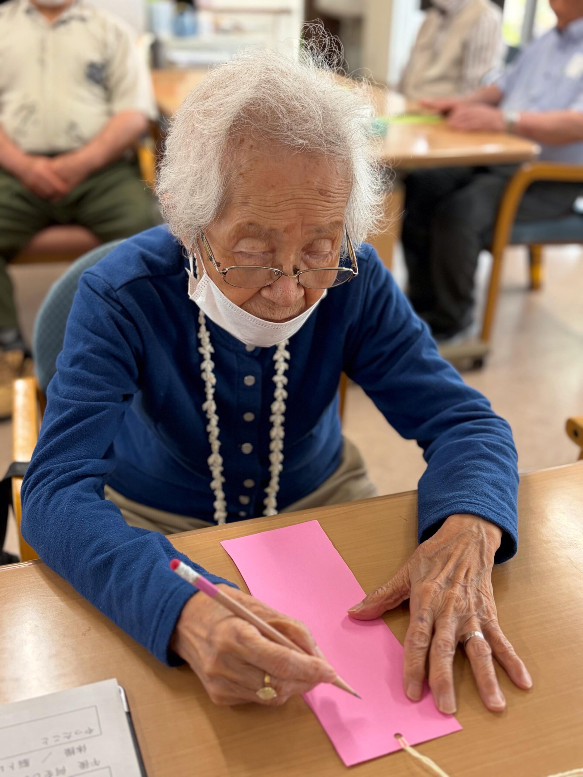 もうすぐで七夕です

短冊に願い事を書いたり、笹に飾り付けをしたりと七夕の準備が始まっています。
利用者様ごとにいろいろな内容の願い事を書いていて、とても面白いです。