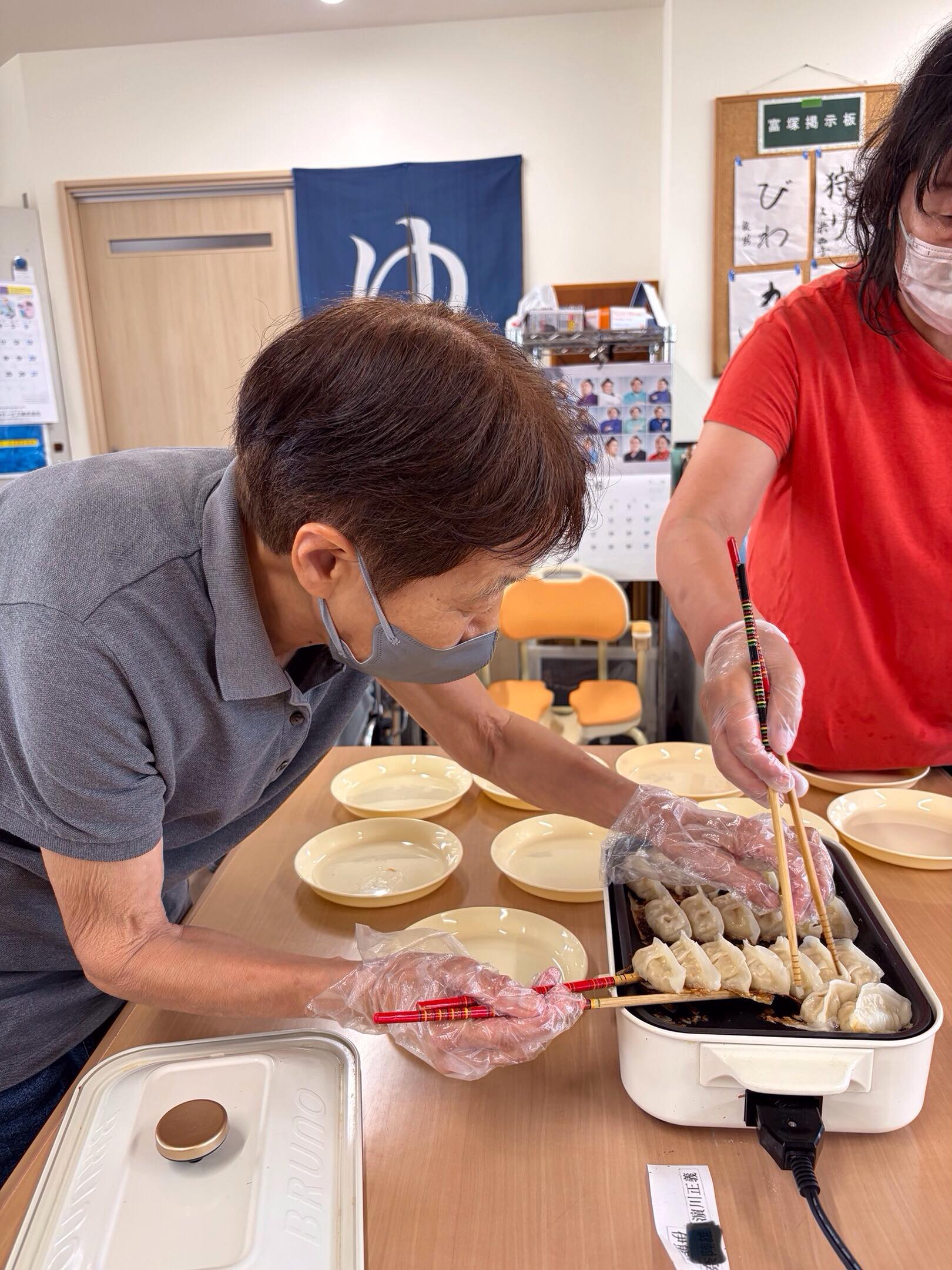 みんなで浜松餃子を作りました！🥟🥟🥟

真っ黒に焦がしすぎないよう皆さんがしっかり目を行き届けてくれたおかげで美味しい餃子ができました！️